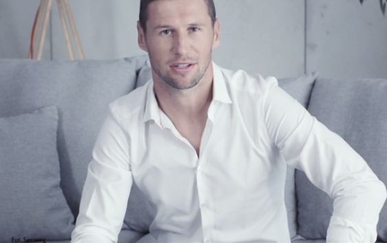 Krychowiak przedstawia telewizor