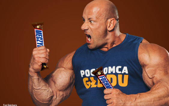 Burneika gromi głód z Snikersem