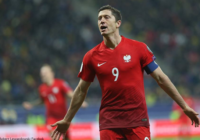 Lewandowski strzela z wolnego w reklamie Head&Shoulders